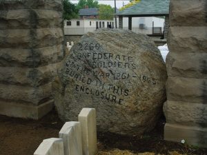 Rounded stone marker engraved with "2260 Confederate Soldiers of the War 1861-1865 Buried in this Enclosure"